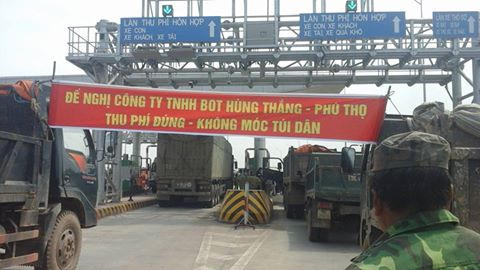 Cảnh người dân chặn xem và đưa ra yêu cầu đối với Công ty Hùng Thắng.