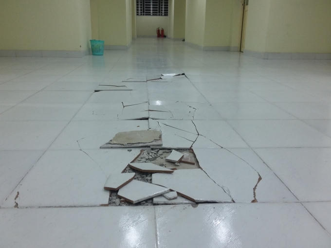 Nền gạch tại các hành lang bị bung.