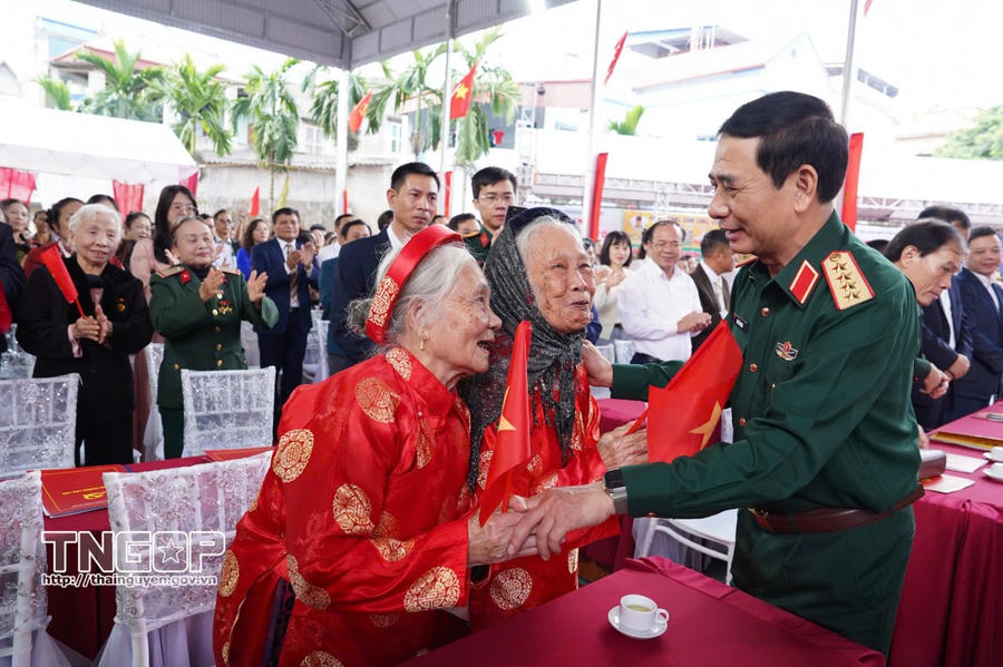 Đại tướng Phan Văn Giang ân cần thăm hỏi, động viên người dân tổ dân phố Đông.