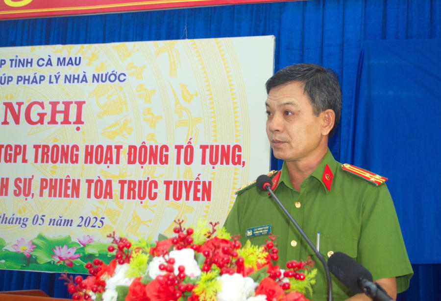 Thượng tá Cao Minh Tuấn - Chánh Văn phòng Cơ quan Cảnh sát điều tra, Công an Cà Mau, phát biểu tham luận tại Hội nghị.