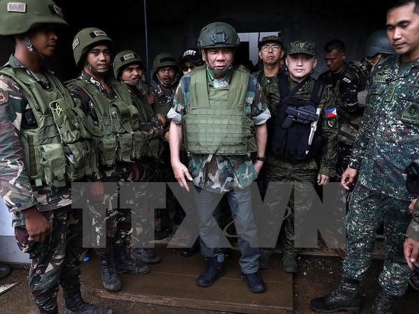 Tổng thống Philippines Rodrigo Duterte thăm một đơn vị quân đội trong chuyến thị sát tại thành phố Marawi ngày 24/8. (Nguồn: THX/TTXVN)