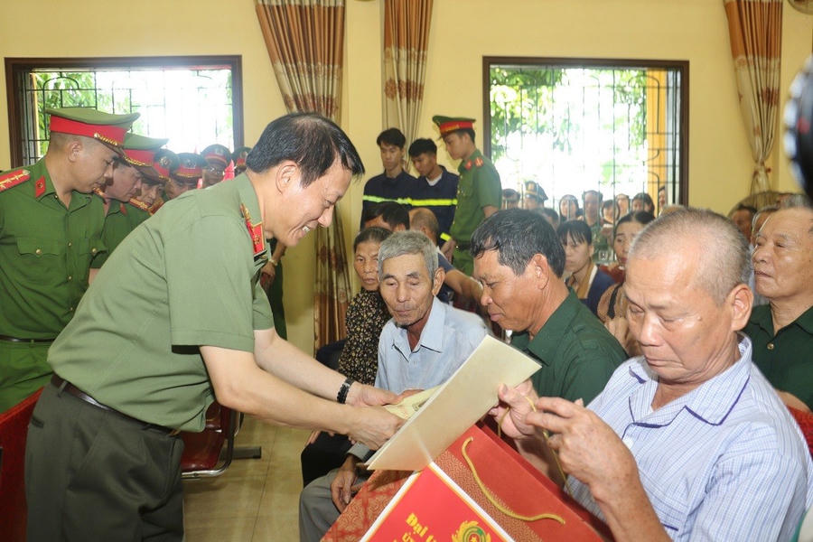 Thượng tướng Lương Tam Quang, Ủy viên Ban Chấp hành Trung ương Đảng, Thứ trưởng Bộ Công an trao quà tặng người có công với cách mạng - Ảnh Công an Nghệ An.