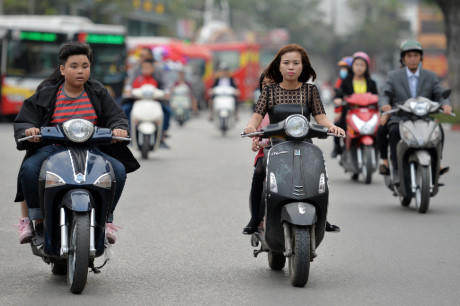 Đường càng vắng, nhiều xe chạy tốc độ càng nhanh gây nguy hiểm cho những người không đội mũ.
