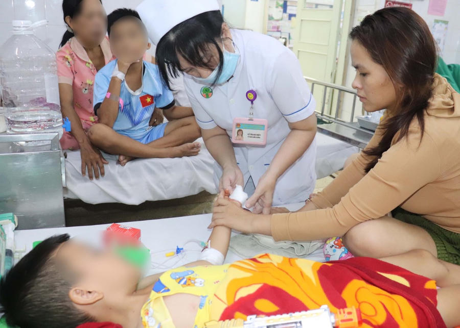 Bệnh nhi được chăm sóc vết thương sau phẫu thuật tại Bệnh viện Nhi đồng 2 (Ảnh: Bệnh viện cung cấp).