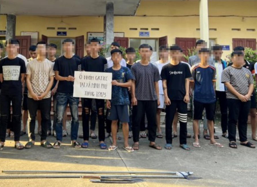 Nhóm đối tượng cùng hung khí bị bắt giữ.