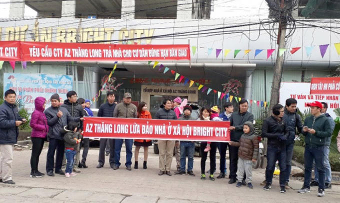 Hàng trăm khách hàng tập trung trước công trường dự án căng băng rôn đòi nhà.