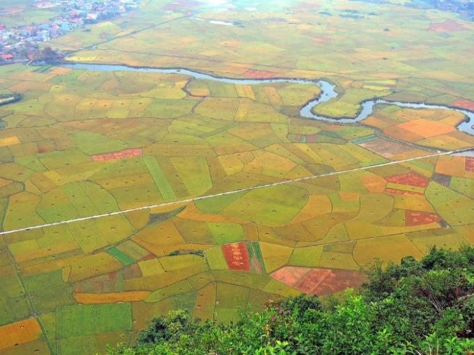 Để có được góc nhìn toàn cảnh ở Bắc Sơn, bạn hãy chọn một ngọn núi ở trên cao. Ảnh: Đào Việt Dũng