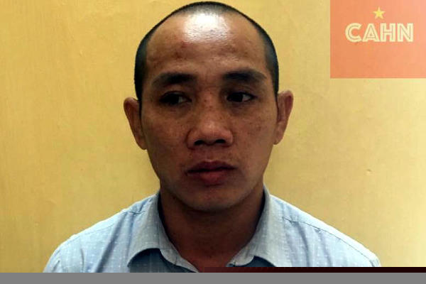 Nam công nhân trộm cắp điện thoại.