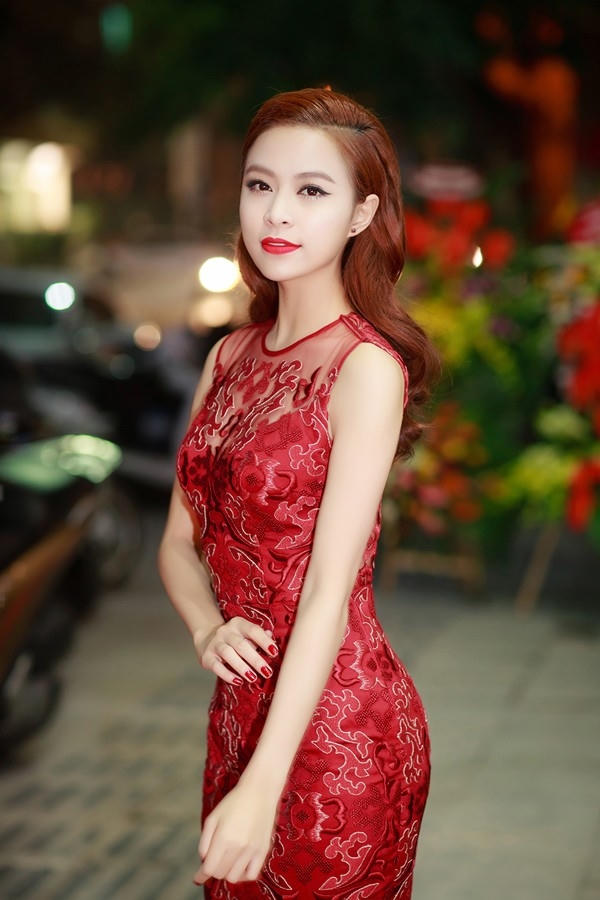 Hoàng Thùy Linh duy trì sức hút phong cách với bộ cánh gam đỏ, họa tiết hoa truyền thống in nổi trên về mặt vải. Cùng sắc độ với váy, người đẹp trang điểm gam đỏ đậm, mái tóc ướt vuốt hợp xu hướng. Ảnh: Bích Ngọc