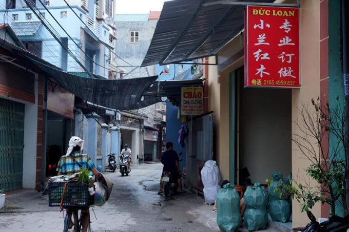 Nhiều cửa hiệu nằm trong các con ngõ nhỏ thuộc xã Hương Mạc cũng trưng biển hiệu chỉ toàn chữ Trung Quốc.