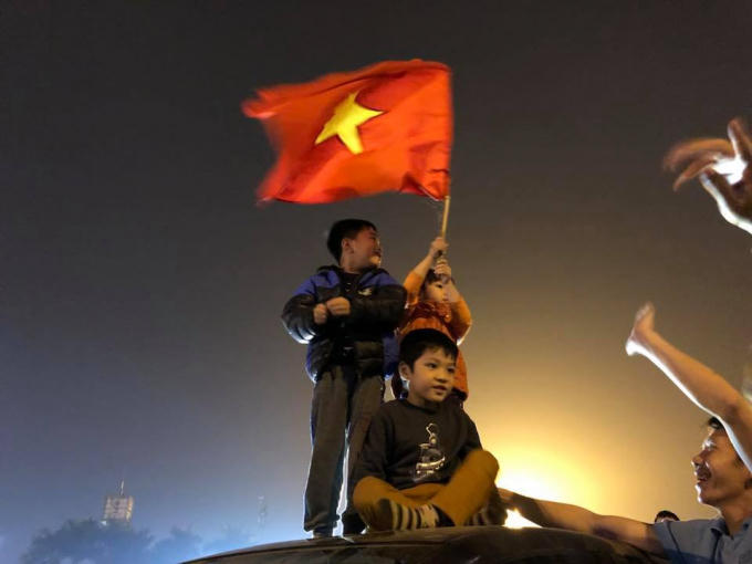 Những cổ động viên nhí cũng giơ cao ngọn cờ Việt Nam trong niềm vui chiến thắng.