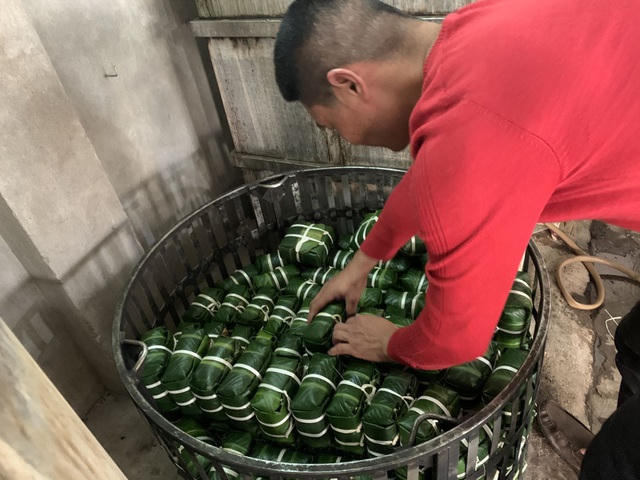 Hiện nay, phần lớn các hộ làm bánh trong làng đều luộc bánh bằng bếp điện hiện đại thay thế cho bếp củi như trước đây.
