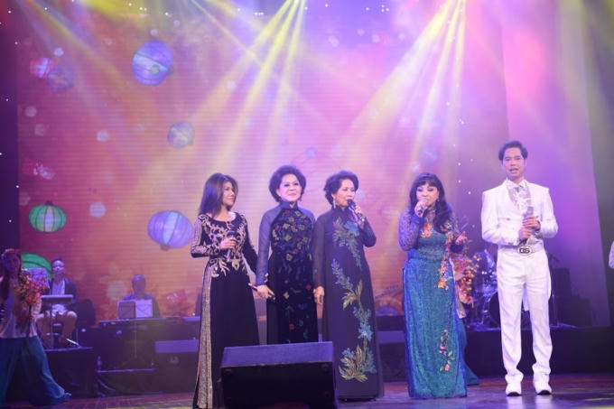 Ngọc Sơn và bốn giọng ca nữ trong "Tình Xuân Bolero"