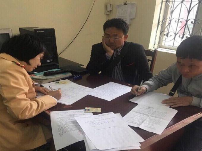 Xử phạt h&agrave;nh ch&iacute;nh v&agrave; tước bằng l&aacute;i 3 t&agrave;i xế quay đầu xe tr&ecirc;n cao tốc