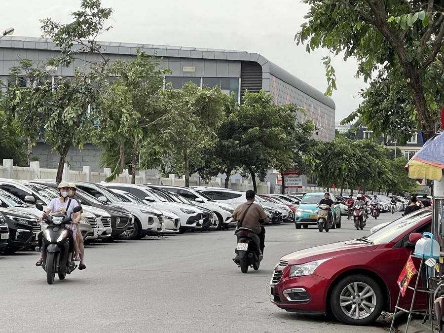 Nhiều xe ô tô để ngoài lòng đường ở quanh chung cư HH Linh Đàm