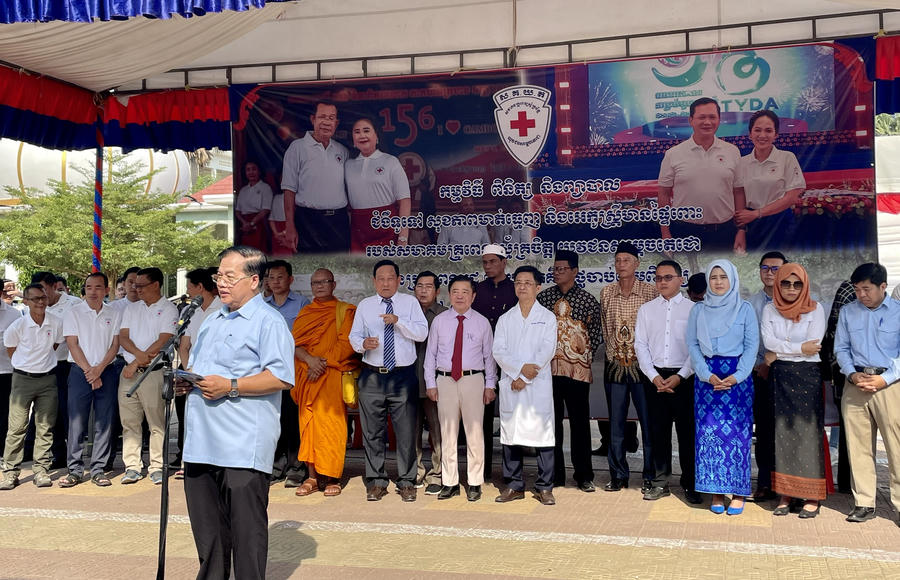 Ngài EK Khun Doeun Quận trưởng quận Rus Sây Keo phát biểu khai mạc chương trình.