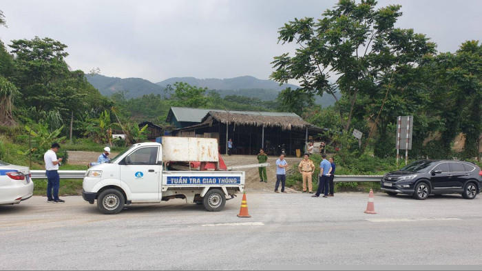 Ông Đoàn Ngọc Hải lo ngại mất an toàn giao thông trước việc việc người dân phá hồ lan cao tốc Nội Bài - Lào Cai kinh doanh quán cơm