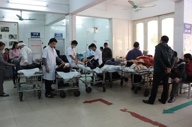 Bệnh viện quá tải Tết, bệnh nhân nằm hành lang chờ cấp cứu