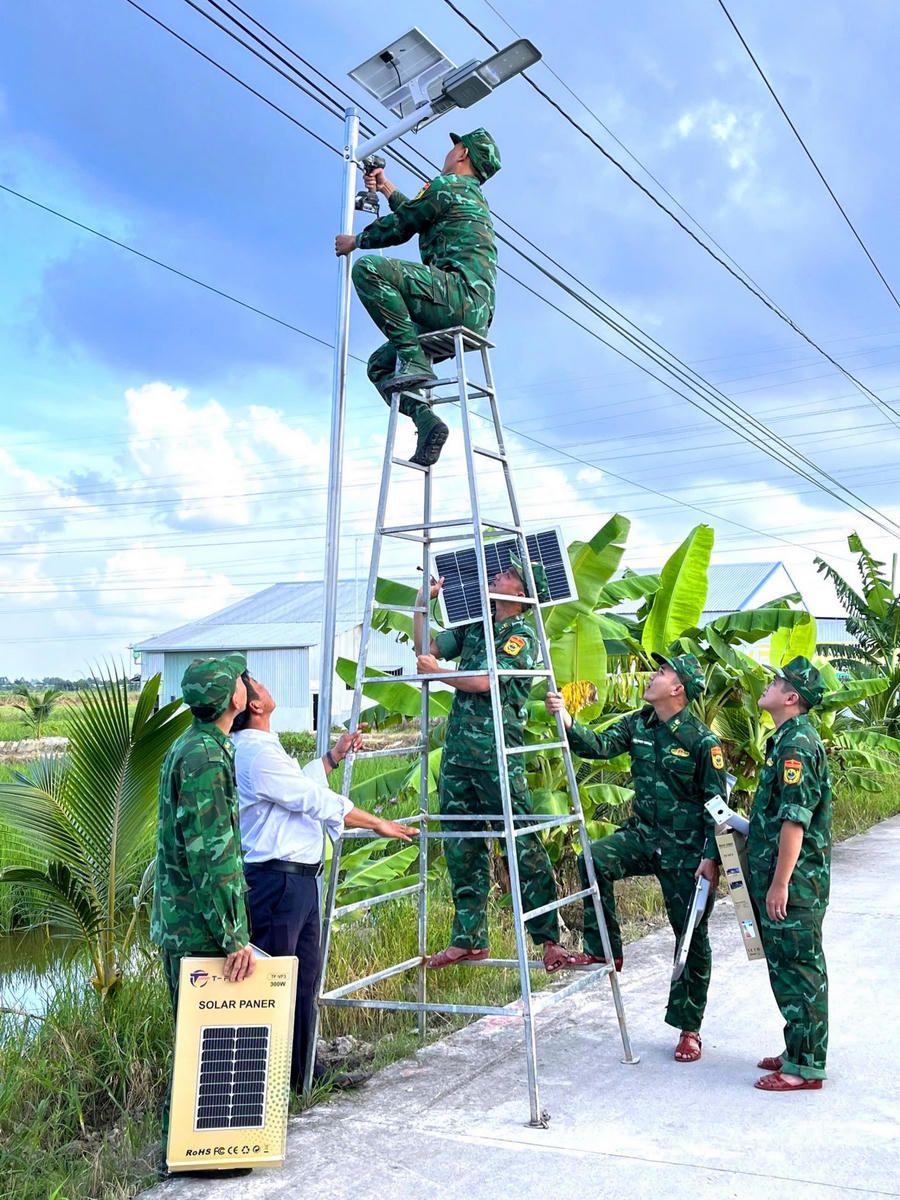 Tuổi trẻ BĐBP Cà Mau sửa chữa hệ thống đèn chiếu sáng trên các tuyến đường nông thôn xã Trí Phải, huyện Thới Bình (tỉnh Cà Mau).