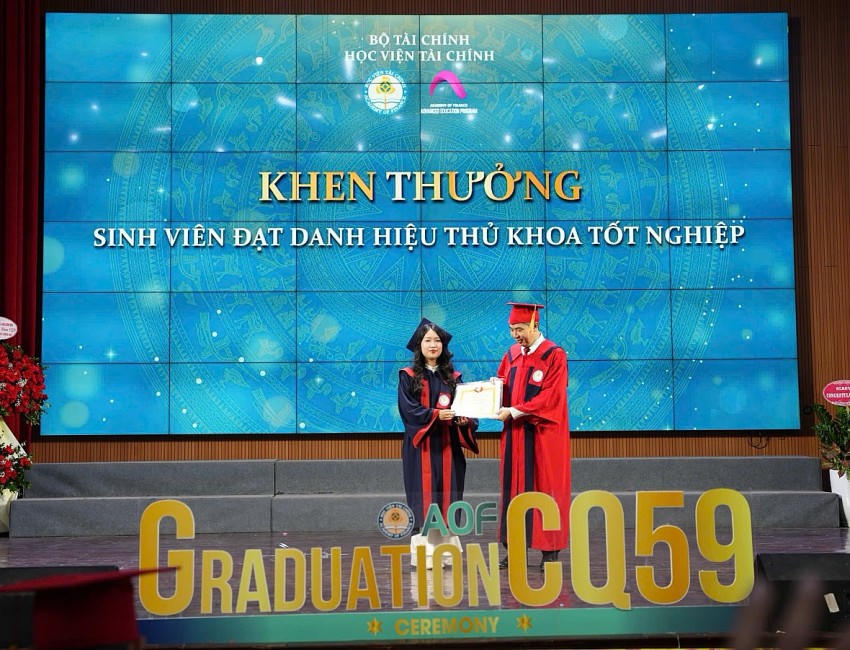 Học viện Tài chính khen thưởng sinh viên đạt danh hiệu thủ khoa tốt nghiệp.