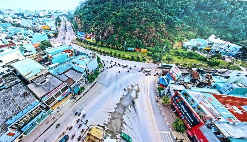 Tạc phù điêu “khủng” vào vách núi: Không làm theo kiểu “tư duy nhiệm kỳ” - 3