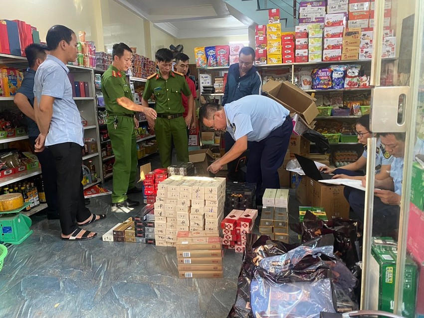 Cục QLTT Thái Bình phối hợp với các cơ quan chức năng kiểm tra hàng hóa vi phạm pháp luật