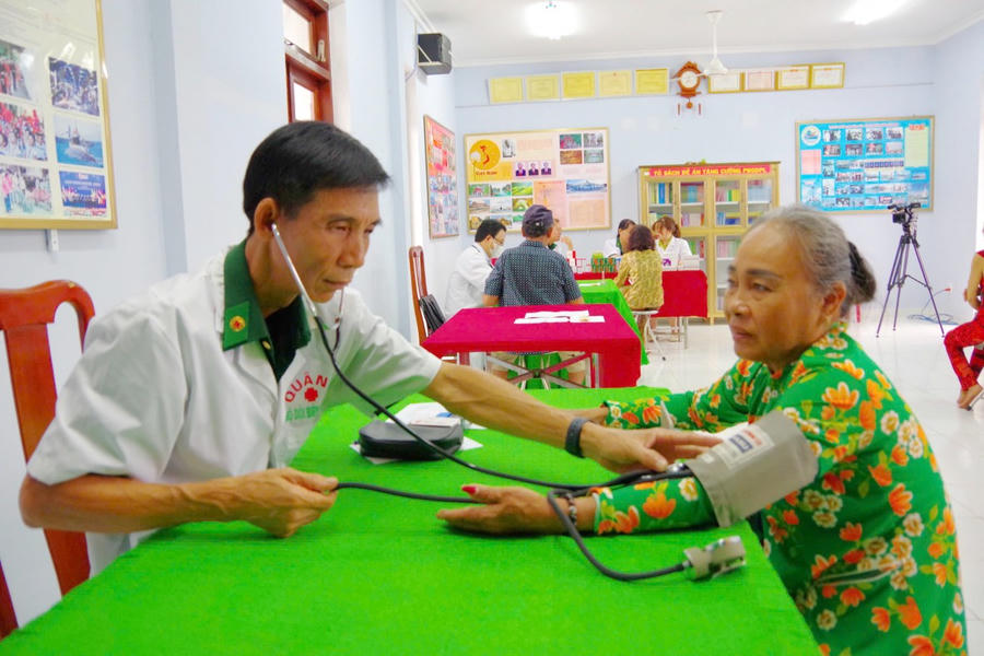 Quân y BĐBP Cà Mau khám bệnh, cấp thuốc miễn phí cho người dân nghèo trong Chương trình “Xuân biên phòng ấm lòng người dân bản”.