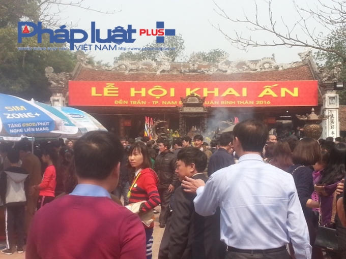 Dòng người đông đúc dồn về đến Trần trước giờ khai Ấn.