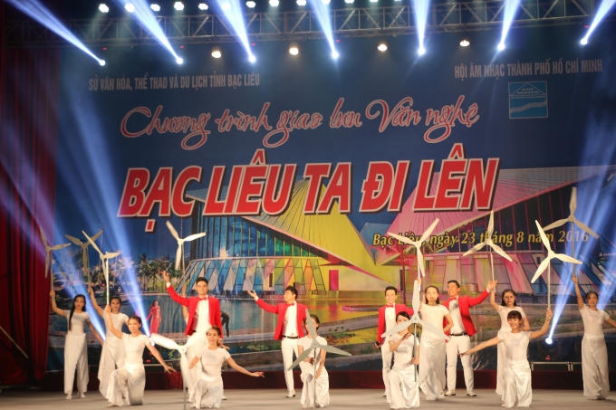 Ca khúc “Bạc Liêu Ta Đó” do Nhóm Lạc Việt và nhóm múa Trung tâm Văn hóa Bạc Liêu. (Ảnh Nguyên Hoàng)