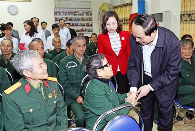 Chủ tịch nước ân cần thăm hỏi, động viên khích lệ từng thương binh gắng điều dưỡng tốt để vượt qua khó khăn, bệnh tật để vươn lên trong cuộc sống.