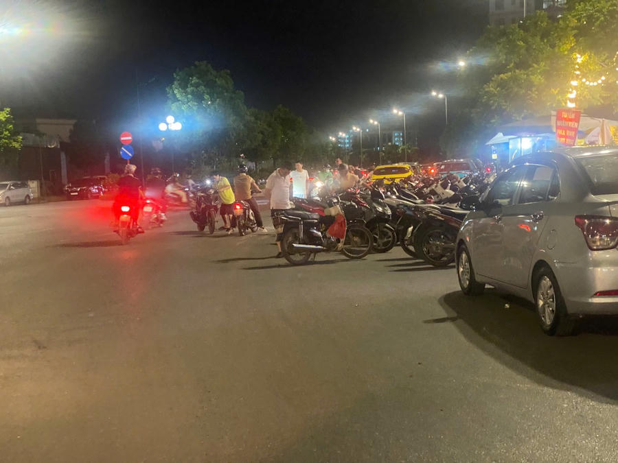 Quán Dũng Xoăn cơ sở 5, phường Xuân Phương ngang nhiên dùng lòng đường làm nơi để xe cho các "thượng đế".