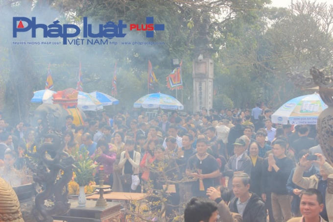 Dòng người nêm chật tại khu vực sẽ diễn ra lễ khai ấn đền Trần 2016.