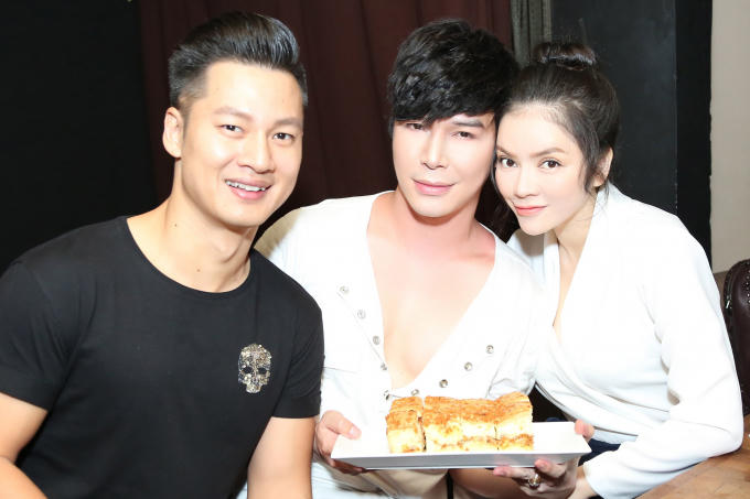 Nathan Lee hôn môi Phương Mai, hôn má Lý Nhã Kỳ trong tiệc sinh nhật