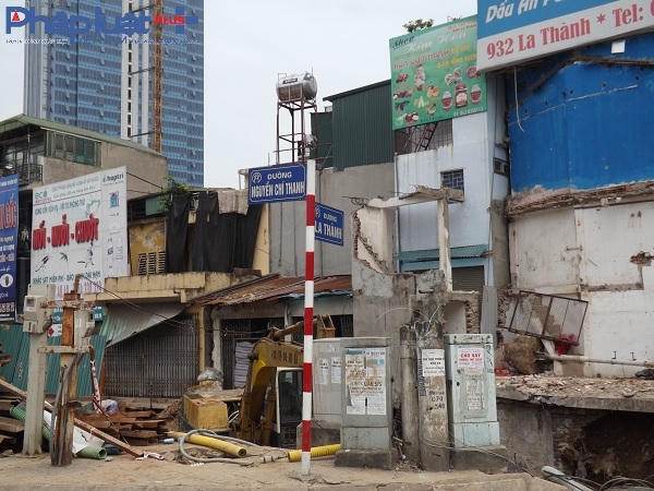 Hiện tại công trình vẫn đang tiếp tục thi công, ngổn ngang vật liệu xây dựng.