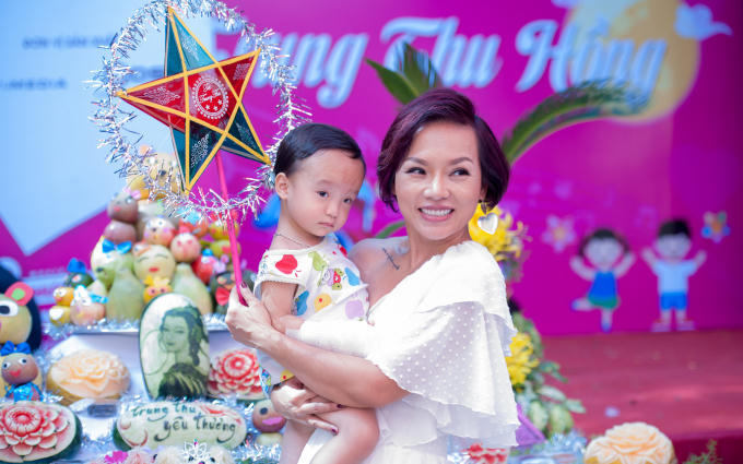 "Trung Thu Hồng" được sáng lập và thực hiện thường xuyên, bền bỉ nhiều năm bởi ca sĩ Thái Thùy Linh - “Gương mặt trẻ Việt Nam tiêu biểu 2012”, Phó giám đốc Trung tâm tình nguyện Quốc Gia Việt Nam.