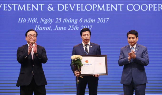 Ông Tô Như Toàn – Chủ tịch HĐQT Công ty TP Đầu tư Văn Phú – Invest nhận bằng khen của Bí Thư Hoàng Trung Hải tại Hội nghị.