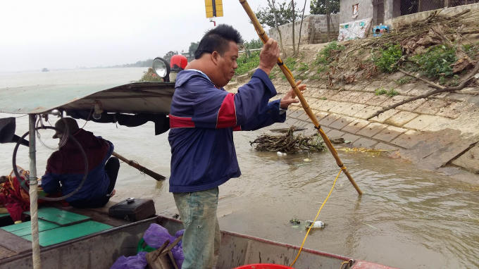 Chồng chị dù mang khối u to ở cổ nhưng vẫn phụ giúp vợ những lúc khỏe.