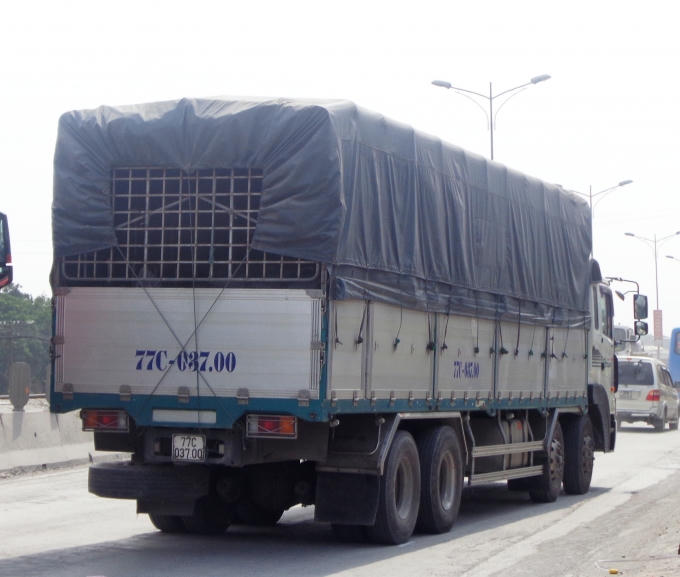 Chiếc xe tải đã cán qua người thanh niên.