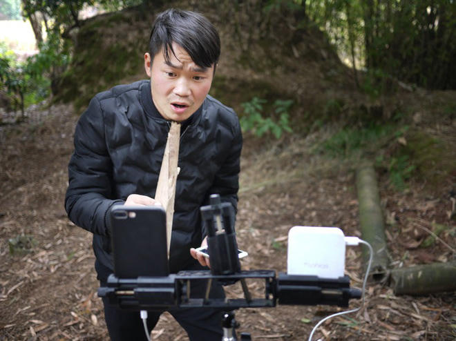 "Những lần live-stream đầu tiên, hàng xóm tưởng tôi nói chuyện một mình, còn nghĩ tôi bị điên", Lưu chia sẻ. "Vài người nói với các cụ ở nhà rằng tôi đã bị lừa chơi đa cấp, ai cũng cho rằng đầu óc tôi có vấn đề". Tuy nhiên, khi tiền đổ về thì mọi hoài nghi đã biến mất...