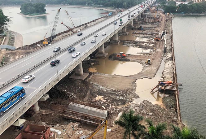 Công trường giao thông hối hả thi công sau khi dỡ lệnh 'đóng cửa' - ảnh 2