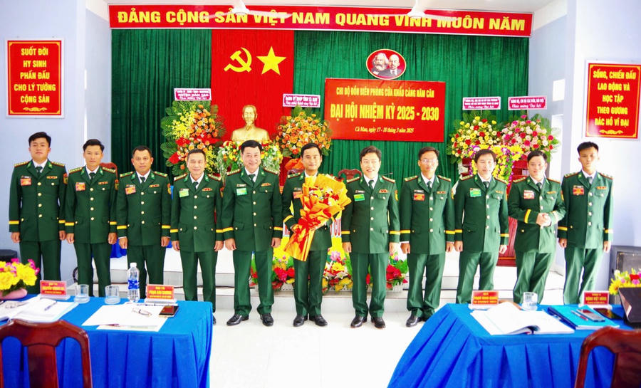 Đại tá Phạm Minh Giang - Tỉnh ủy viên, Bí thư Đảng ủy, Chính ủy BĐBP tỉnh (thứ 5 bên phải sang), Đại tá Phạm Anh Chương - Phó Bí thư Đảng ủy, Chỉ huy trưởng BĐBP tỉnh (thứ 5, bên trái sang) và Đại tá Nguyễn Quang Hà - Ủy viên Ban Thường vụ, Phó Chính ủy BĐBP tỉnh (thứ 4, bên trái sang), tặng hoa chúc mừng Cấp ủy Chi Bộ Đồn BP Cửa khẩu Cảng Năm Căn nhiệm kỳ 2025 – 2030.