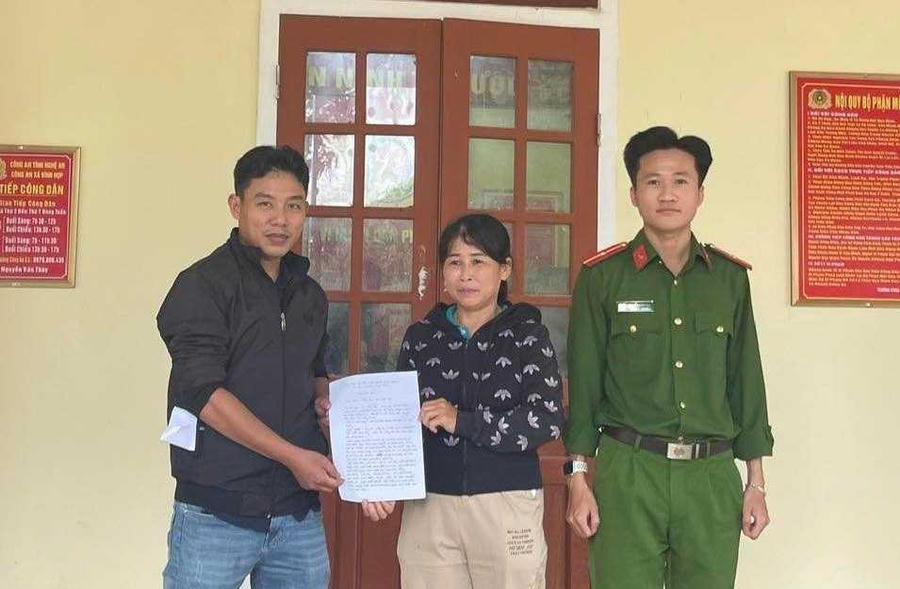 Chị Nguyễn Hải Thủy giao trả gần 1 tỷ đồng cho người chuyển nhầm vào tài khoản ngân hàng.