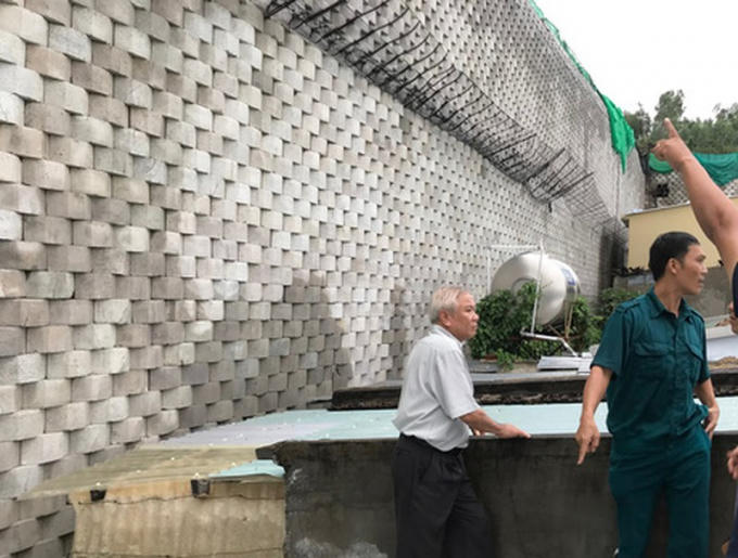 Ông Lê Văn Dẽ, Giám đốc Sở Xây dựng Khánh Hòa kiểm tra, ghi nhận hiện tượng nứt đổ của tường thành.