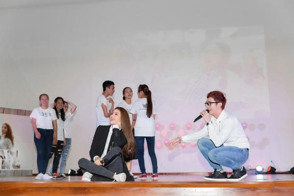 Phạm Hương kh&oacute;c nức nở khi đọc &ldquo;t&acirc;m thư&rdquo; sau 2 năm đăng quang