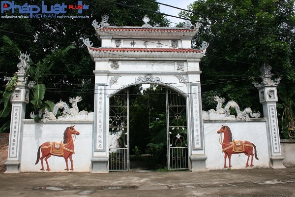 Cổng vào đình làng Trung Vực Ngoài mới được phục dựng lại.