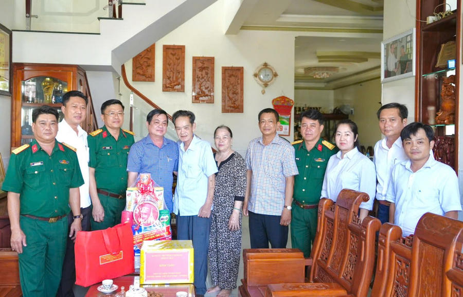 Ông Huỳnh Chí Nguyện - Phó Chủ tịch UBND tỉnh Cà Mau (thứ 4 từ trái sang) cùng Đoàn cán bộ Tỉnh ủy - HĐND - UBND – UBMTTQ Việt Nam tỉnh chụp ảnh lưu niệm cùng gia đình Anh hùng Lực lượng vũ trang Nhân dân, thương binh, bệnh binh Hồ Khải Hoàng (phường Vĩnh Trạch).