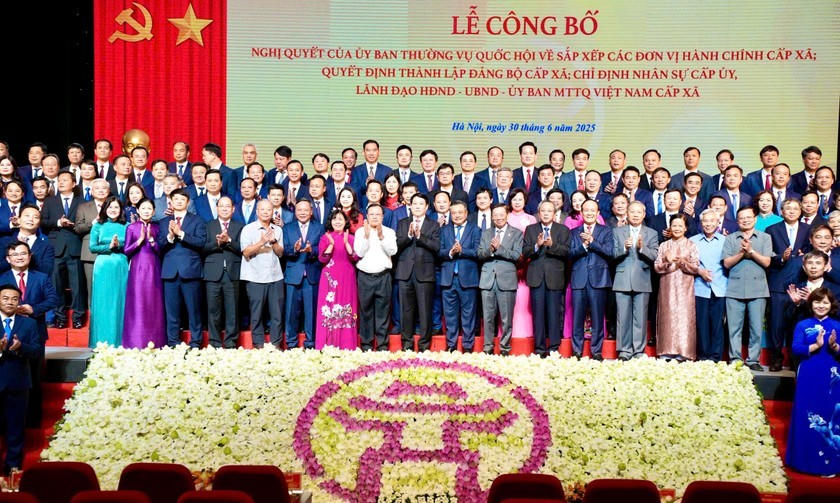 Hà Nội công bố 126 đơn vị hành chính xã, phường mới và đội ngũ cán bộ chủ chốt.