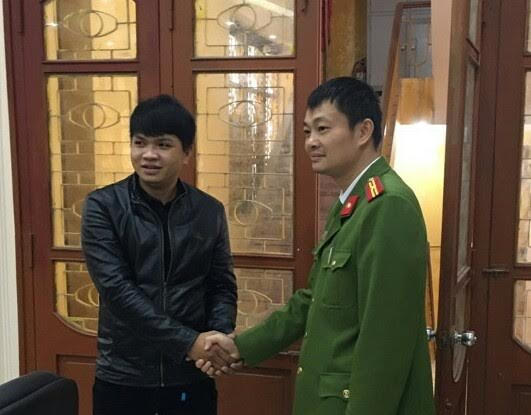 Anh Lý Thế Trọng cảm kích cảm ơn Thiếu tá Nguyễn Đức Biển.