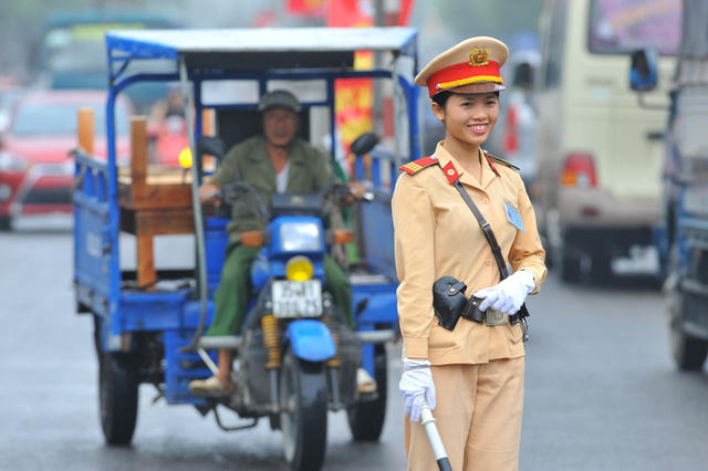 Công việc hằng ngày có đôi chút áp lực, bận rộn nhưng những "bông hồng vàng" trên đường phố Ninh Bình vẫn nở những nụ cười tươi thắm. Nhiều người tham gia giao thông cũng từ đó mà giảm bớt đi căng thẳng trên đường. Các nữ CSGT cho biết, ngày càng yêu nghề mình làm hơn và mỗi ngày xuống đường là một ngày vui.