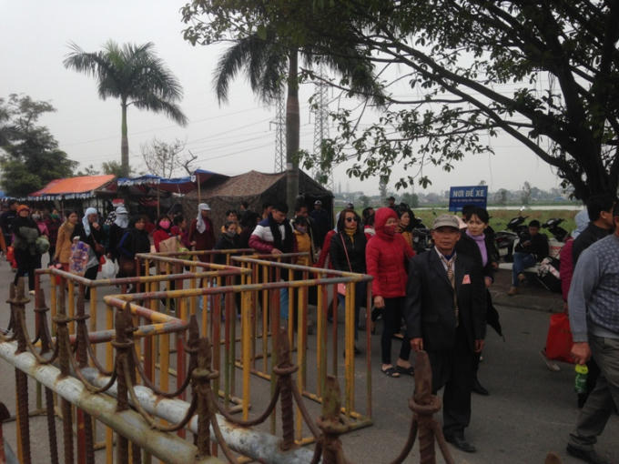 Các hàng rào thiết lập trật tự cho du khách được thiết lập trước giờ